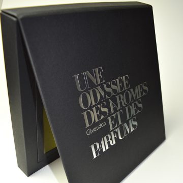 coffret avec couverture rigide contrecollée